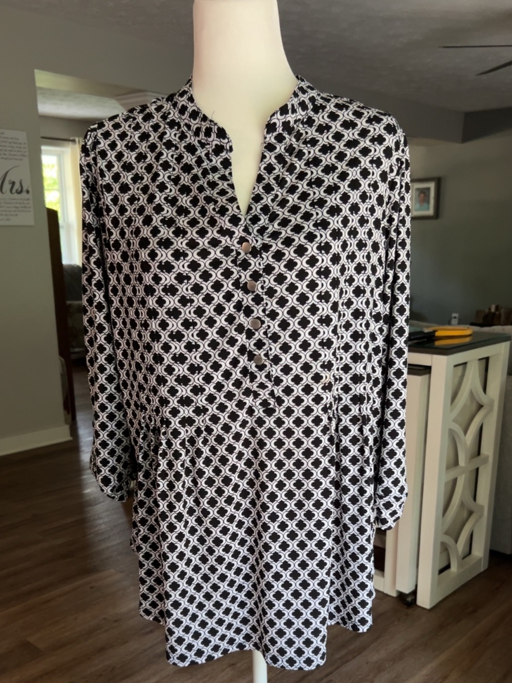 Black & White Geometric Long-Sleeve Blouse